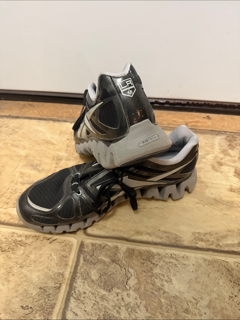 LA Kings Men's Black & Gray Athletic Running Shoes